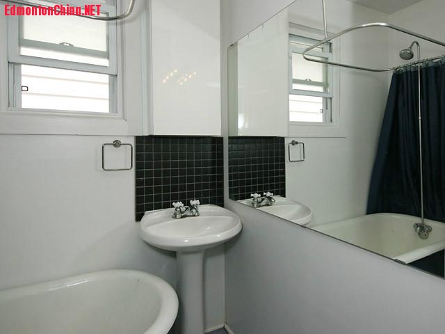 bathroom-mainfloor.jpg