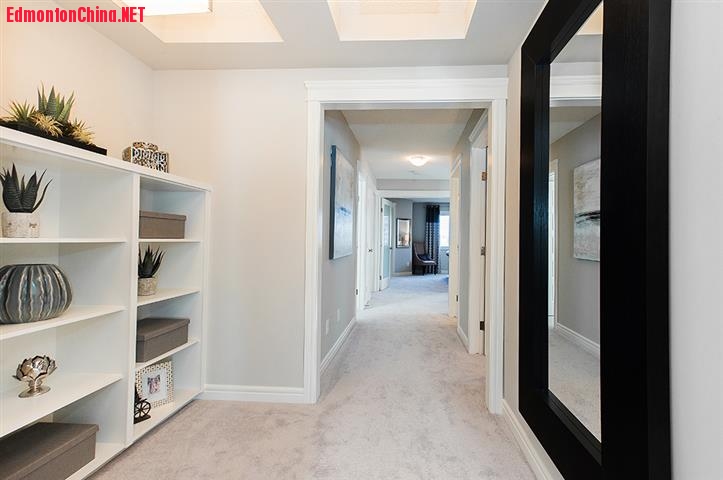 pacesetter-homes-dansereau-mackenzie-hallway (Small).jpg